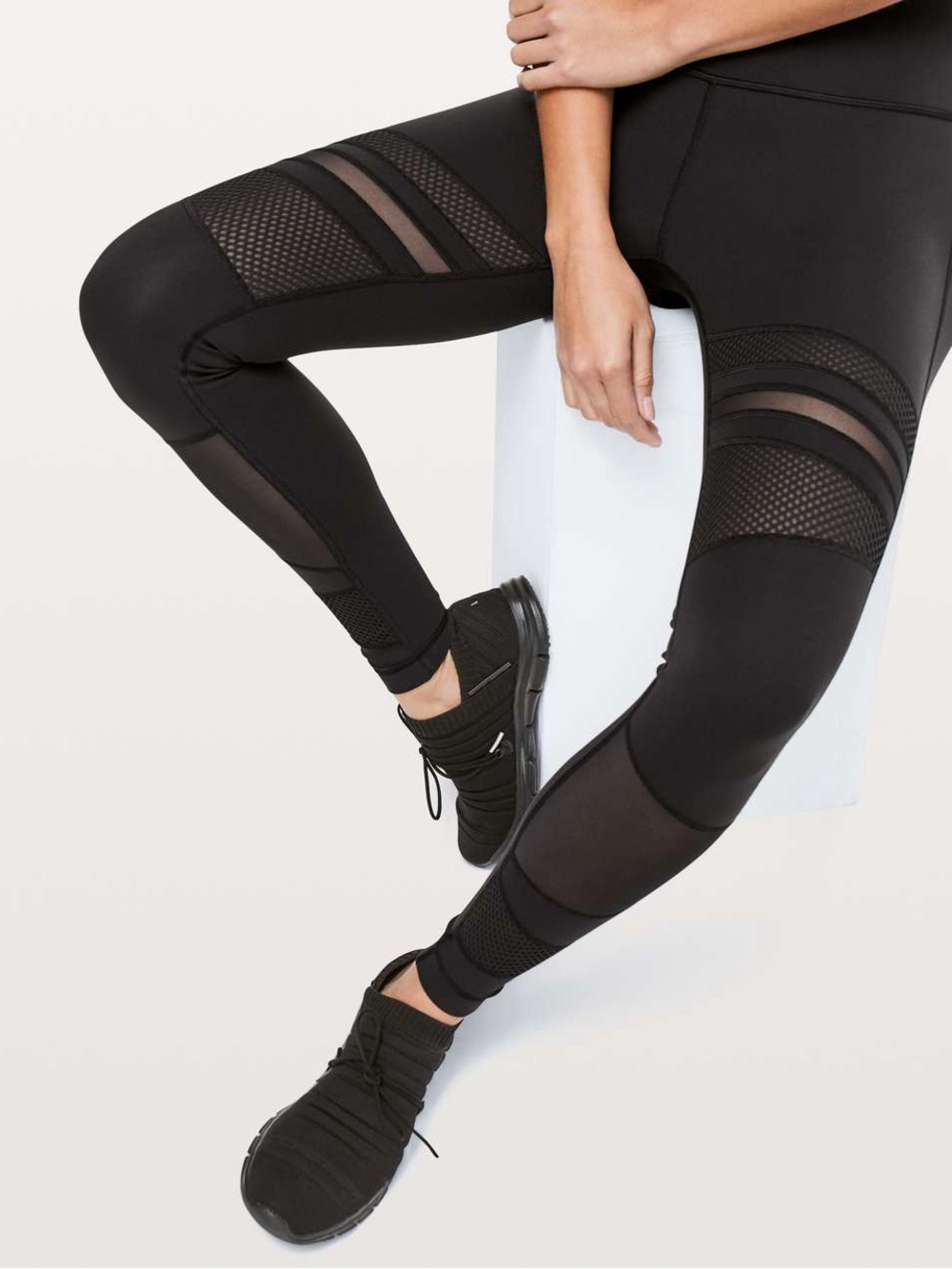 NWT size 4 Lululemon Wunder Under High-Rise Tight *Mix & Mesh 28"
Black